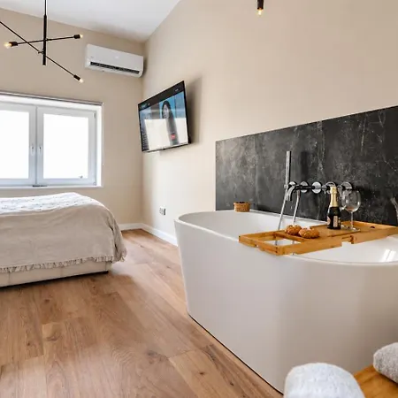 Romantic Loft By Fengshui4u Z Wanną W Sypialni, Klimatyzacją I Bezpłatnym Parkingiem